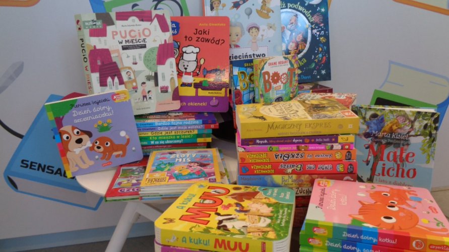 Zdjęcie przedstawia kolorowe książeczki dla dzieci ułożone na stoliku